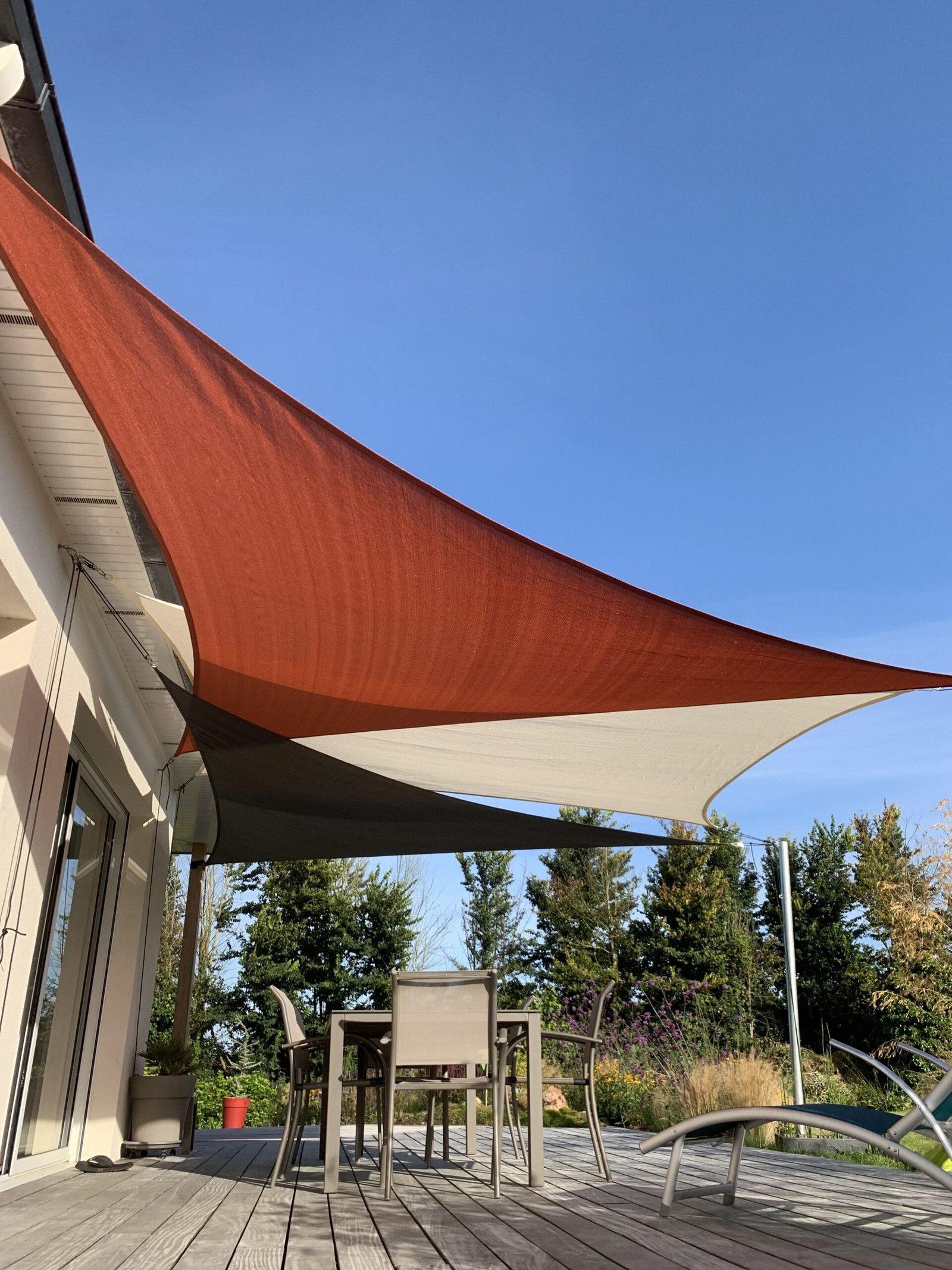 La-décoration-extérieure-sinvite-sur-vos-terrasses--scaled